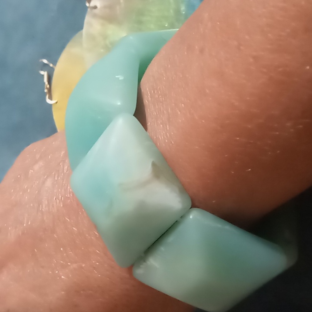 Shell earrings & chunky expandable bracelet. Teal blue & yellow - Picture 3 of 6
